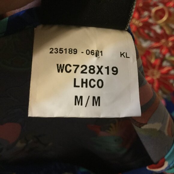 Excellent condition Disney Stitch Christmas scrub top size medium has pockets - Picture 5 of 5